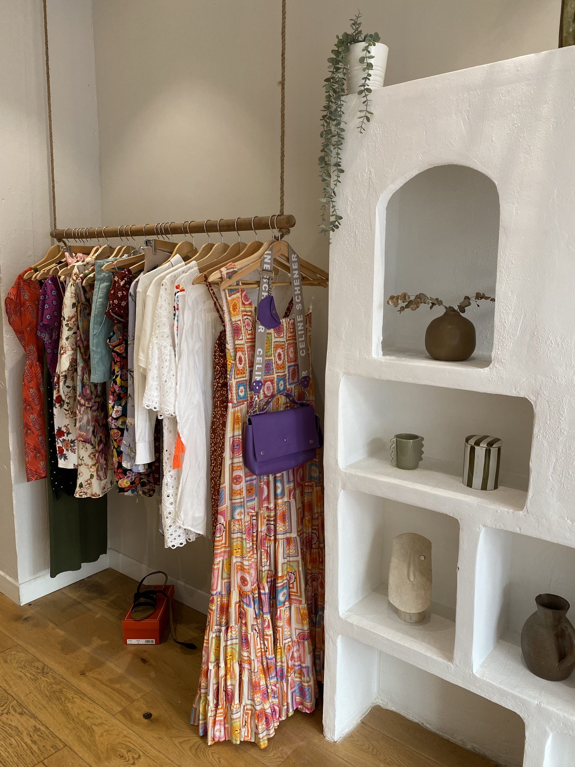 Manaa concept store à Cannes vend des vêtements de seconde main